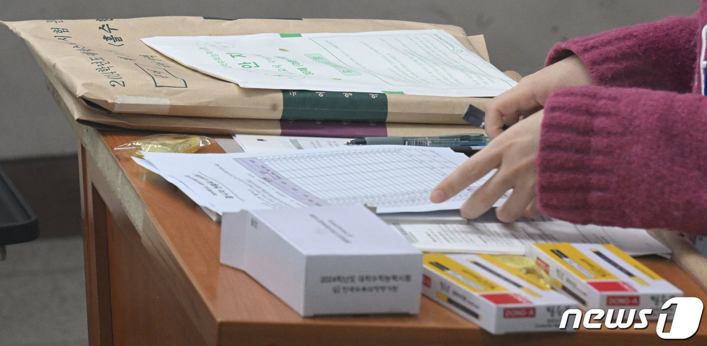 본문 이미지 - 2024학년도 수능일인 2023년 11월 16일 오전 한 고등학교에서 감독관이 준비를 하고 있다. (사진은 기사 내용과 무관함) 2023.11.16/뉴스1 ⓒ News1 경기사진공동취재단