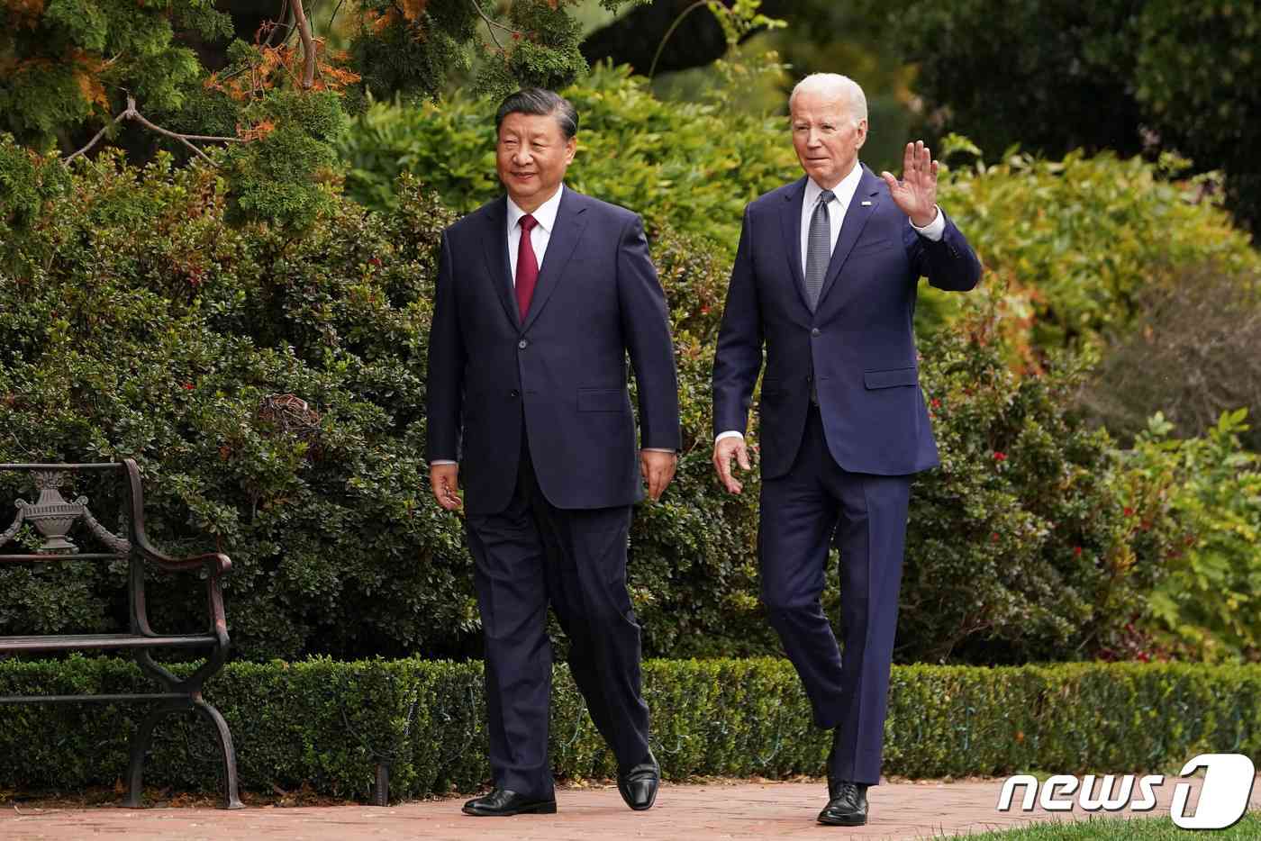 15일(현지시간) 미국 캘리포니아주 샌프란시스코 우드사이드의 파이롤리 에스테이트에서 시진핑 중국 국가주석(왼쪽)과 조 바이든 미국 대통령이 이야기하며 걸어가고 있다. 2023.11.16 © 로이터=뉴스1 © News1 정지윤 기자