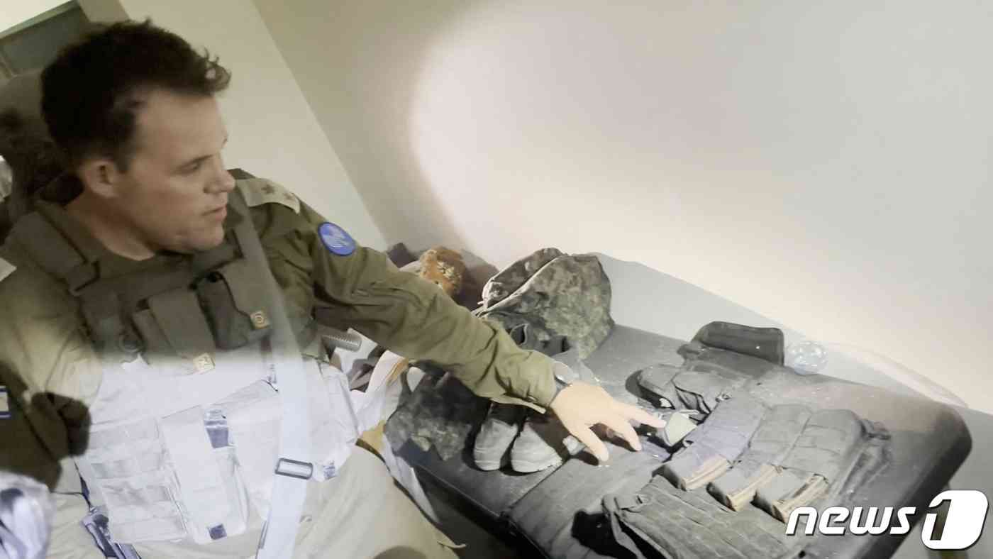 15일(현지시간) 공개된 사진에서 한 이스라엘 군인이 가자지구 알시파 병원에서 발견했다고 밝힌 장비를 가리키며 설명하고 있다. 이스라엘군은 팔레스타인 무장정파 하마스가 가자지구 내 병원 지하에 본부를 두고 운영하고 있다고 주장하고 있다. 2023.11.16 © 로이터=뉴스1 © News1 정지윤 기자