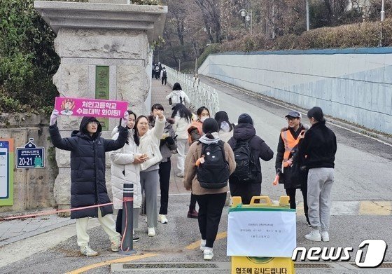 본문 이미지 - 16일 오전 7시 40분께 수험생들이 재학생과 학부모의 응원을 받으며 대학수학능력시험 경기도교육청 41지구 제4시험장인 용인고등학교 정문을 통과하고 있다. 