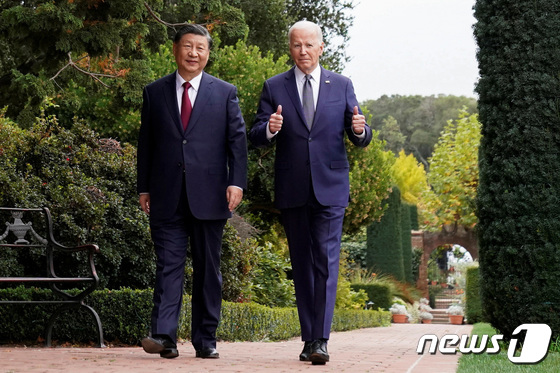 [사진] 시진핑 주석과 산책하며 엄지 치켜 세우는 바이든