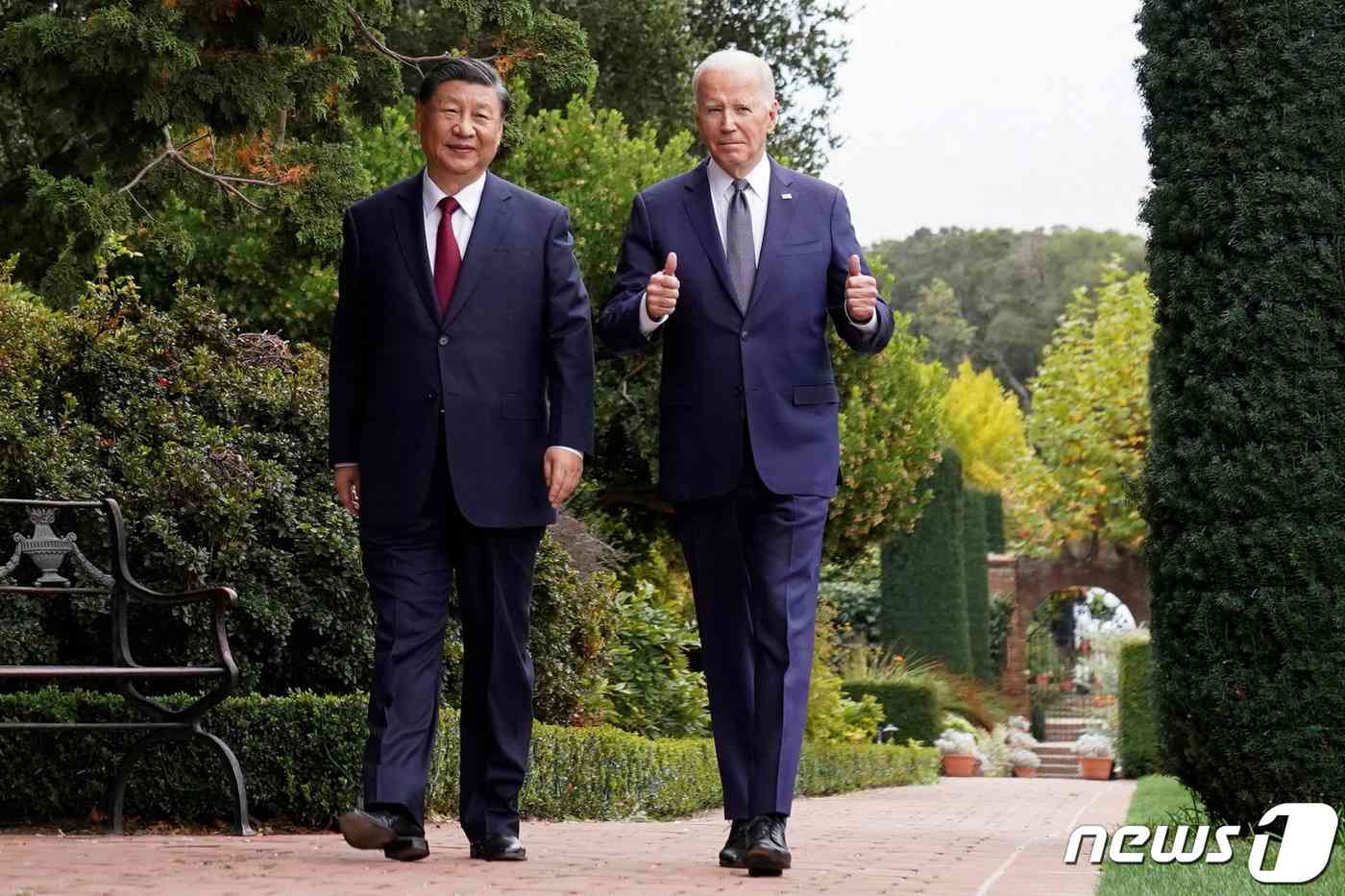 조 바이든 미국 대통령과 시진핑 중국 국가주석이 15일(현지시간) 캘리포니아주 샌프란시스코 우드사이드 인근의 파이롤리 에스테이트에서 APEC 정상회의 중 1년 만에 회담을 마친 뒤 산책을 하고 있다. 2023.11.16 © 로이터=뉴스1 © News1 우동명 기자