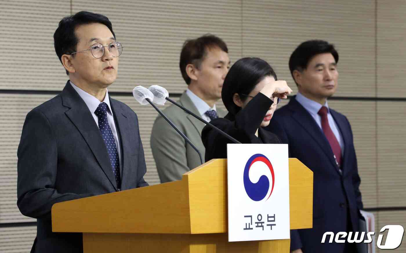 정문성 2024학년도 대학수학능력시험 출제위원장(왼쪽)이 16일 오전 세종시 정부세종청사 교육부에서 2024학년도 대학수학능력시험 출제 경향을 발표하고 있다. 2024학년도 수능문제는 교육과정의 핵심적이고 기본적인 내용을 중심으로 출제 하였고 교육부의 사교육 경감 대책에 따라 소위 킬러문항을 배제하는 한편 공교육 과정에서 다루는 내용만으로도 변별력을 확보할 수 있도록 출제하였다고 밝혔다. 2023.11.16/뉴스1 © News1 김기남 기자