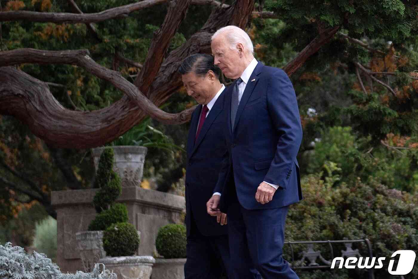 조 바이든 미국 대통령과 시진핑 중국 국가주석이 15일(현지시간) 캘리포니아주 샌프란시스코 우드사이드 인근의 파이롤리 에스테이트에서 APEC 정상회의 중 1년 만에 회담을 마친 뒤 산책을 하고 있다. 2023.11.16 © AFP=뉴스1 © News1 우동명 기자