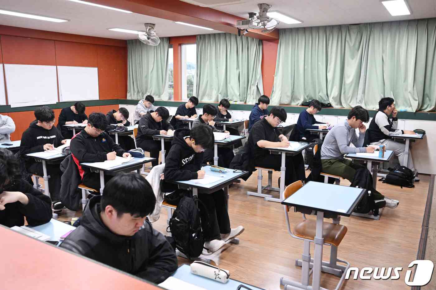 2024학년도 대학수학능력시험일인 16일 오전 제주도교육청 95지구 제3시험장이 마련된 제주시 오현고등학교에서 수험생들이 1교시 시험을 준비하고 있다.(제주도사진기자회) 2023.11.16/뉴스1