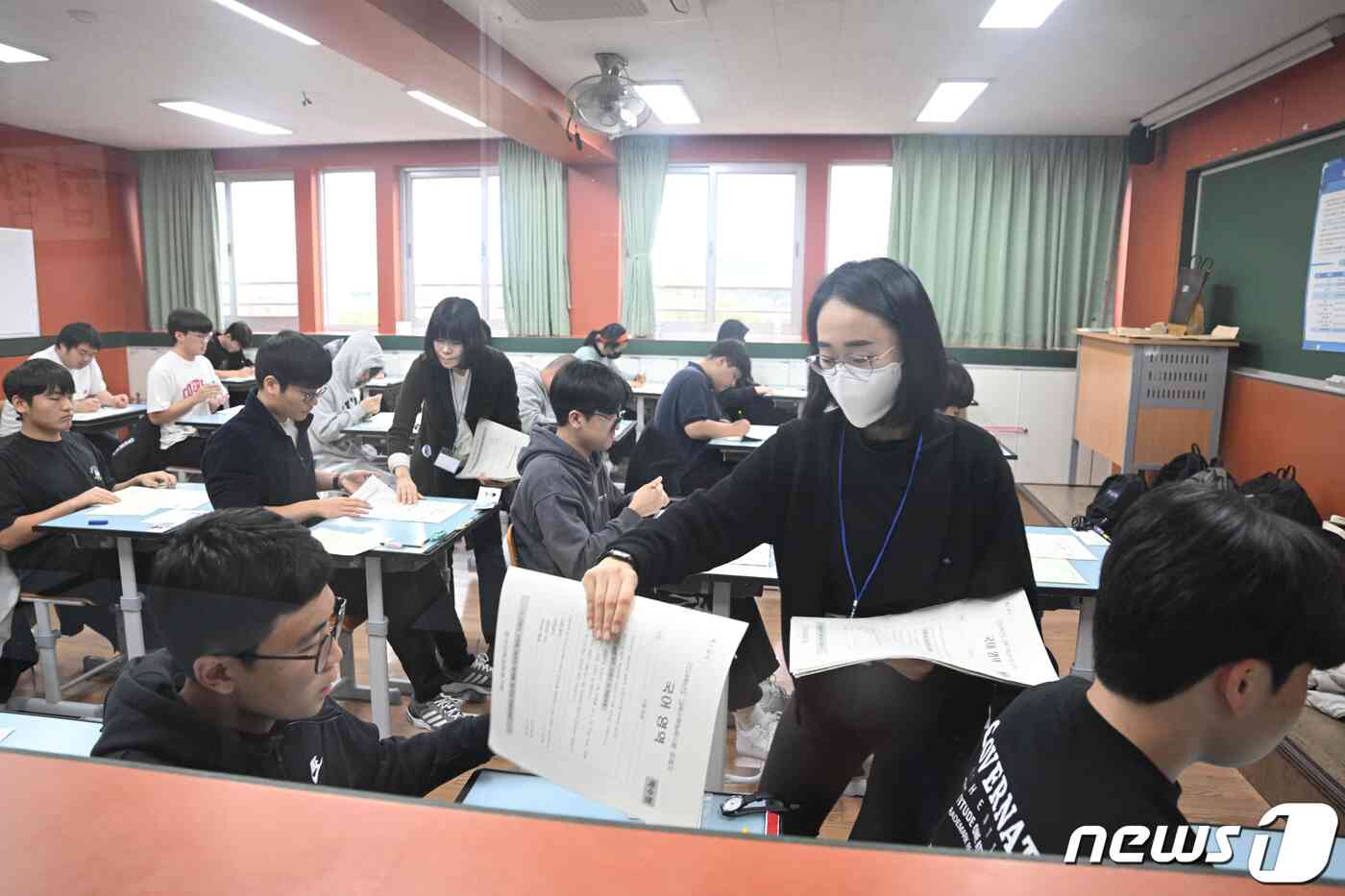 2024학년도 대학수학능력시험일인 16일 오전 제주도교육청 95지구 제3시험장이 마련된 제주시 오현고등학교에서 수험생들이 1교시 시험을 준비하고 있다.(제주도사진기자회) 2023.11.16/뉴스1