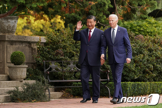 [사진] 바이든 대통령과 산책하며 손 흔드는 시진핑 주석