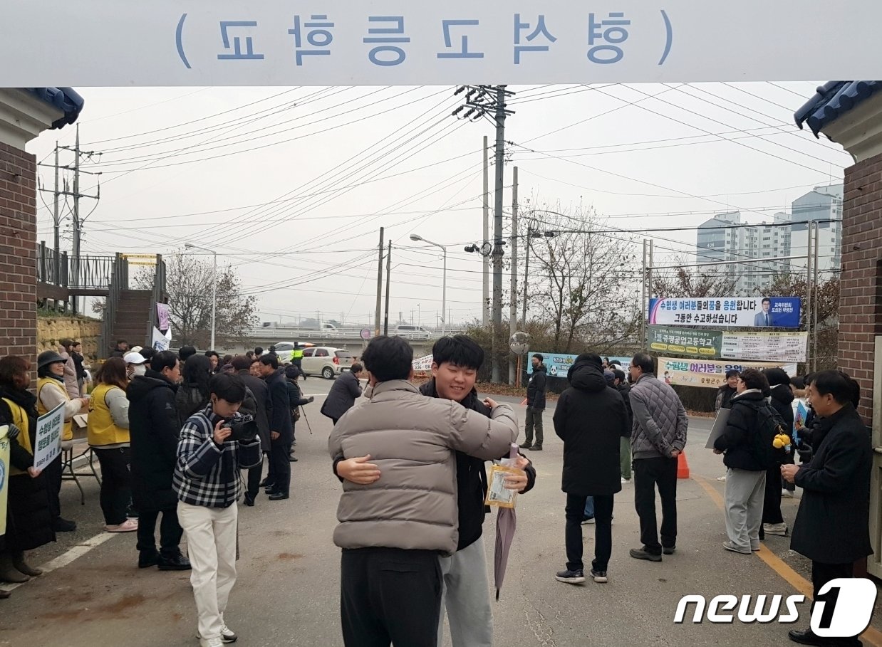 본문 이미지 - 사상 처음 수능시험이 치러진 충북 증평 형석고등학교(청주56지구 21시험장) 앞에서 한 수험생이 응원을 나온 선생님과 포옹하고 있다.2023.11.16/뉴스1 ⓒ News1 엄기찬 기자