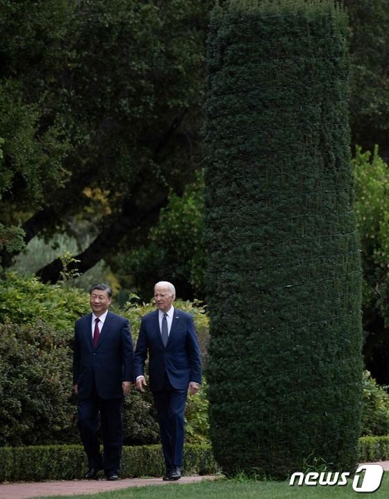 [사진] 회담 마치고 산책하는 바이든 대통령과 시진핑 주석