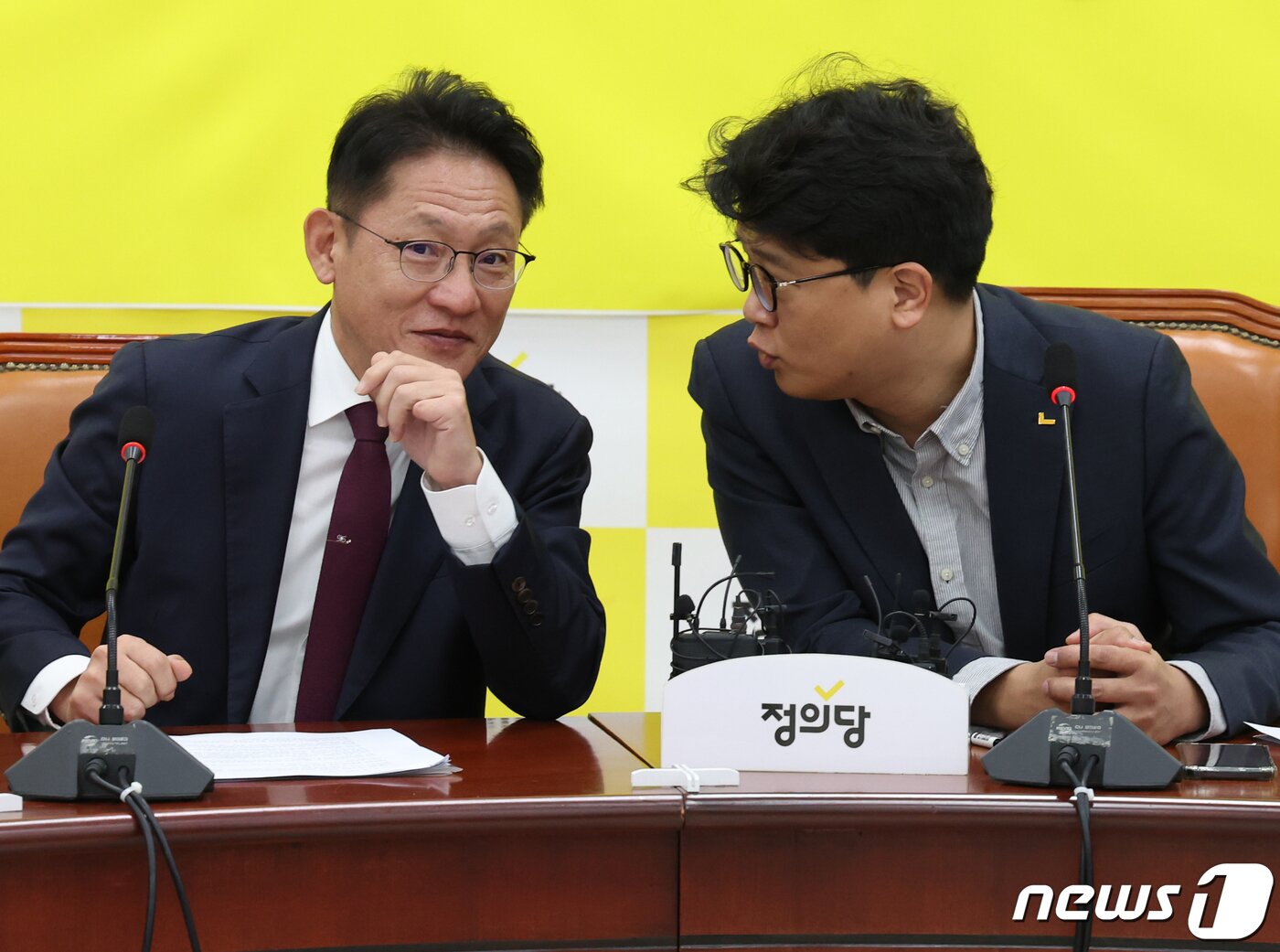 본문 이미지 - 김준우 정의당 비상대책위원장과 배진교 원내대표가 16일 서울 여의도 국회에서 열린 제1차 비상대책위원회의에서 대화를 하고 있다. 2023.11.16/뉴스1 ⓒ News1 송원영 기자