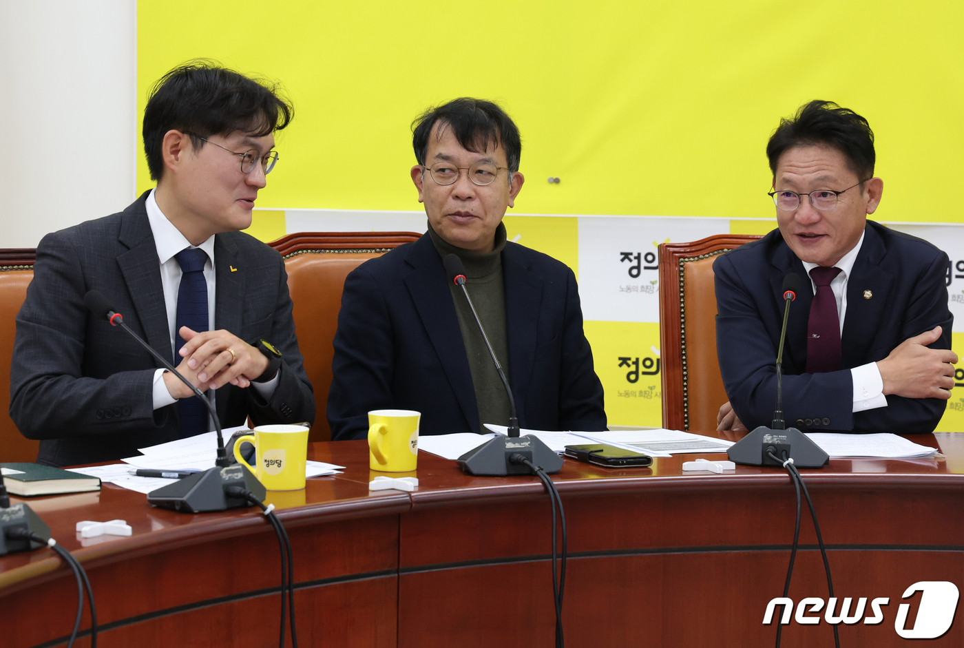 (서울=뉴스1) 송원영 기자 = 정재민, 김종대 정의당 비대위원이 16일 서울 여의도 국회에서 열린 제1차 비상대책위원회의에서 대화를 하고 있다. 2023.11.16/뉴스1