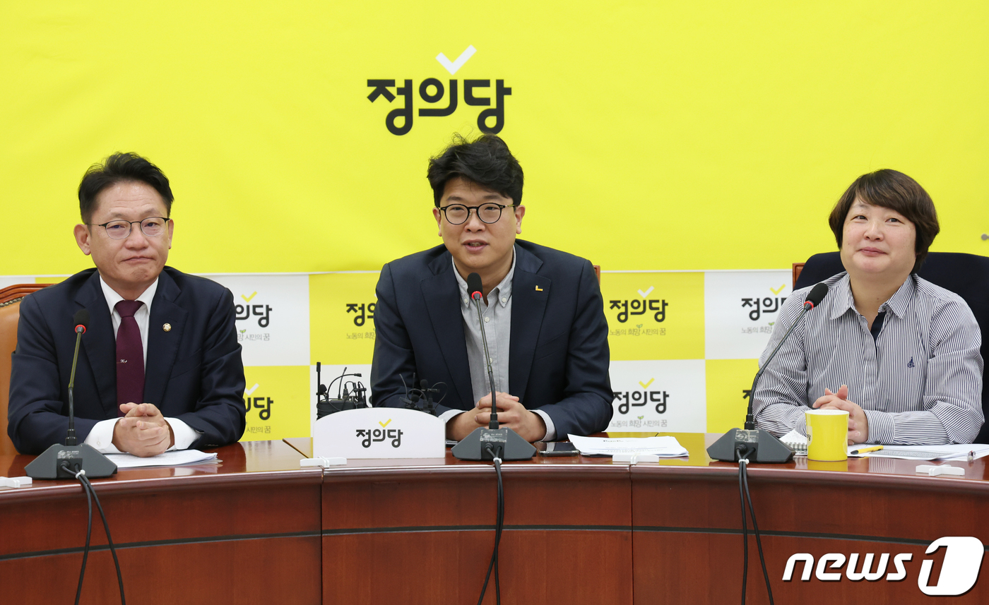 (서울=뉴스1) 송원영 기자 = 김준우 정의당 비상대책위원장이 16일 서울 여의도 국회에서 열린 제1차 비상대책위원회의에서 발언을 하고 있다. 2023.11.16/뉴스1