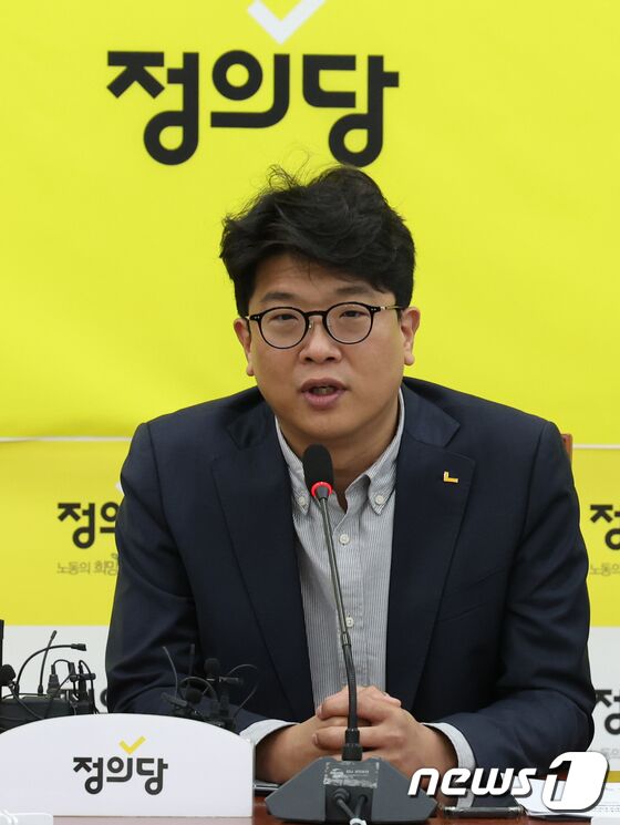 발언하는 김준우 정의당 비대위원장