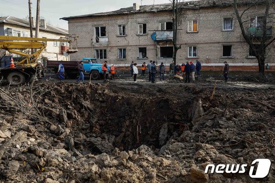 [사진] 러 미사일 포격 받아 발생한 도네츠크의 구덩이