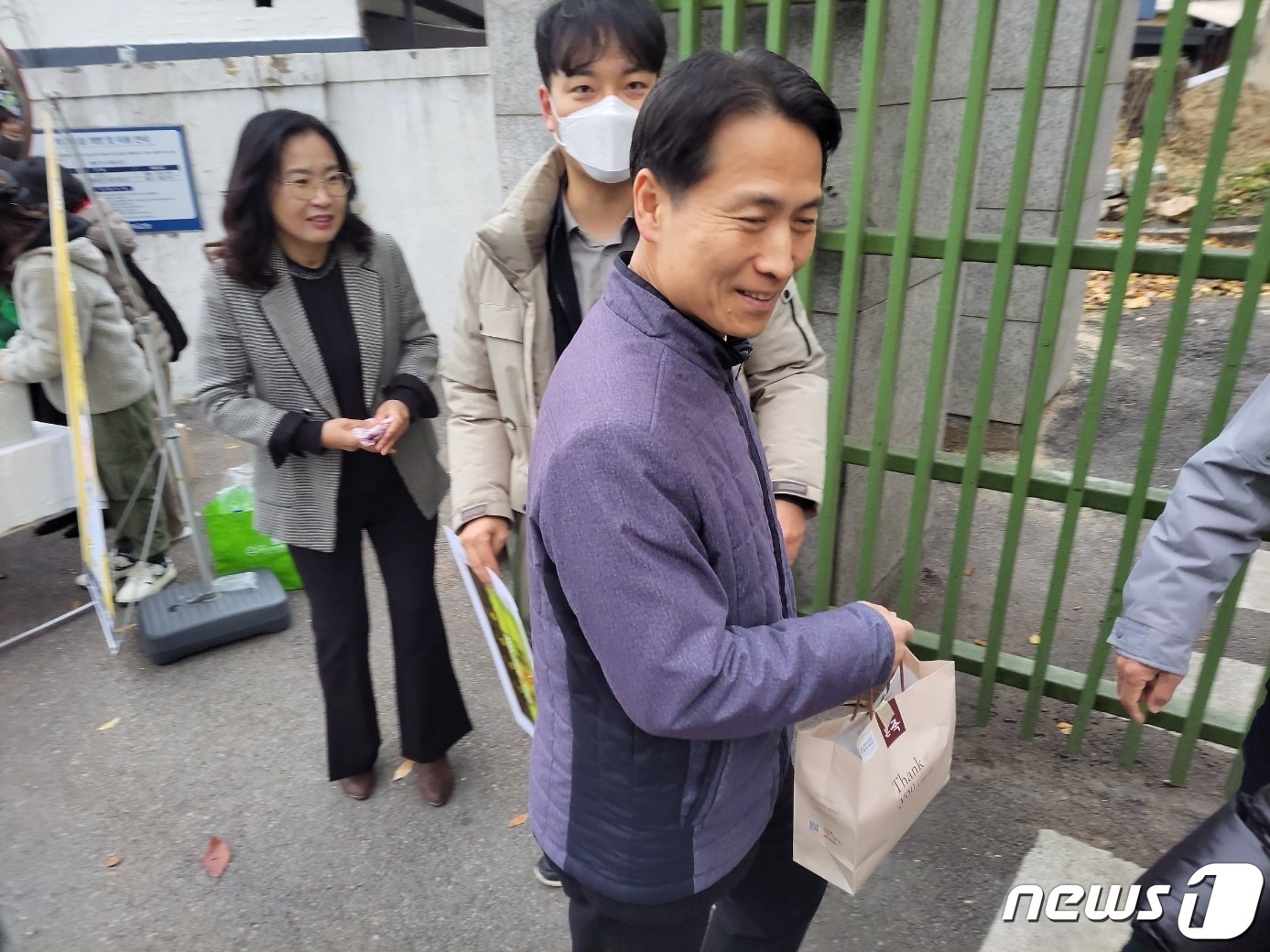 본문 이미지 - 6일 제천고 수능시험장에서 자녀가 점심도시락을 가져가지 않아 학교 관계자에게 도시락 전달을 문의하고 있다. 