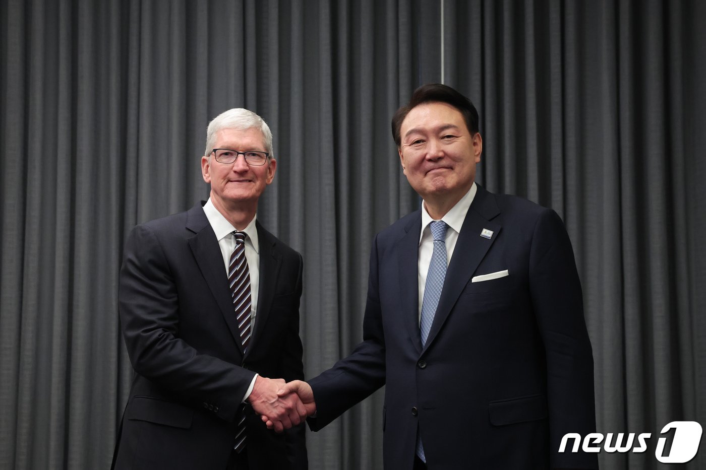 아시아태평양경제협력체&#40;APEC&#41; 정상회의 참석을 위해 미국을 방문한 윤석열 대통령이 15일 오후&#40;현지시간&#41; 샌프란시스코의 한 호텔에서 팀 쿡 애플 CEO를 접견하며 기념 촬영하고 있다. &#40;대통령실 제공&#41; 2023.11.16/뉴스1 ⓒ News1 오대일 기자