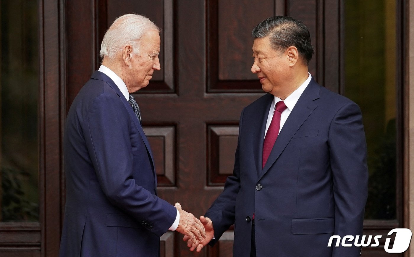 조 바이든&#40;왼쪽&#41; 미국 대통령과 시진핑 중국 국가주석이 15일&#40;현지 시간&#41; 미국 샌프란시스코 인근 우드사이드의 파일롤리 에스테이트에서 악수하고 있다. ⓒ 로이터=뉴스1 ⓒ News1 이광호 기자