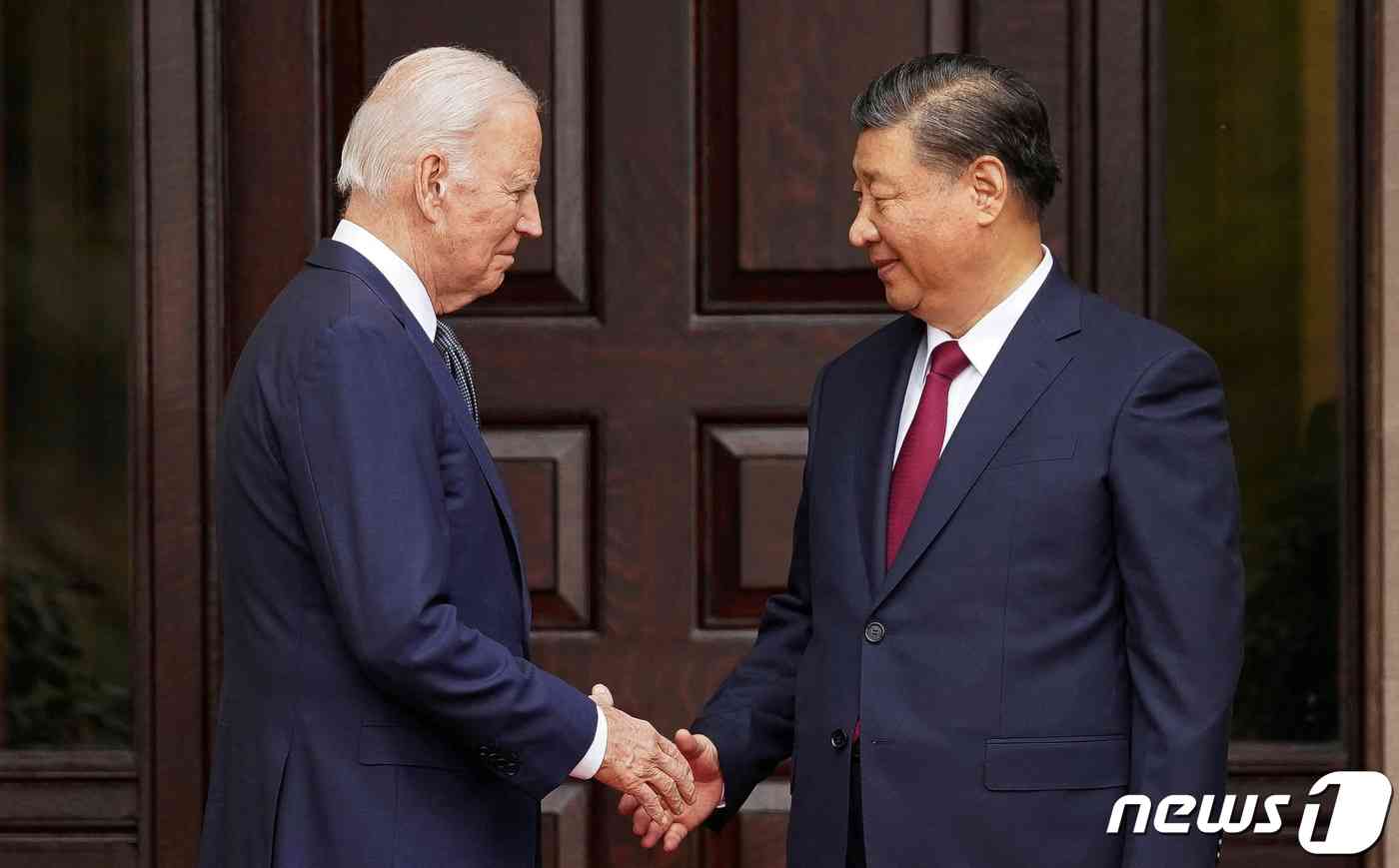 조 바이든(왼쪽) 미국 대통령과 시진핑 중국 국가주석이 15일(현지 시간) 미국 샌프란시스코 인근 우드사이드의 파일롤리 에스테이트에서 악수하고 있다. © 로이터=뉴스1 © News1 이광호 기자