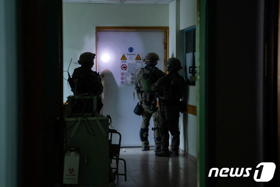 [사진] 가자 지구 알 시파 병원 수색하는 이스라엘 병사들