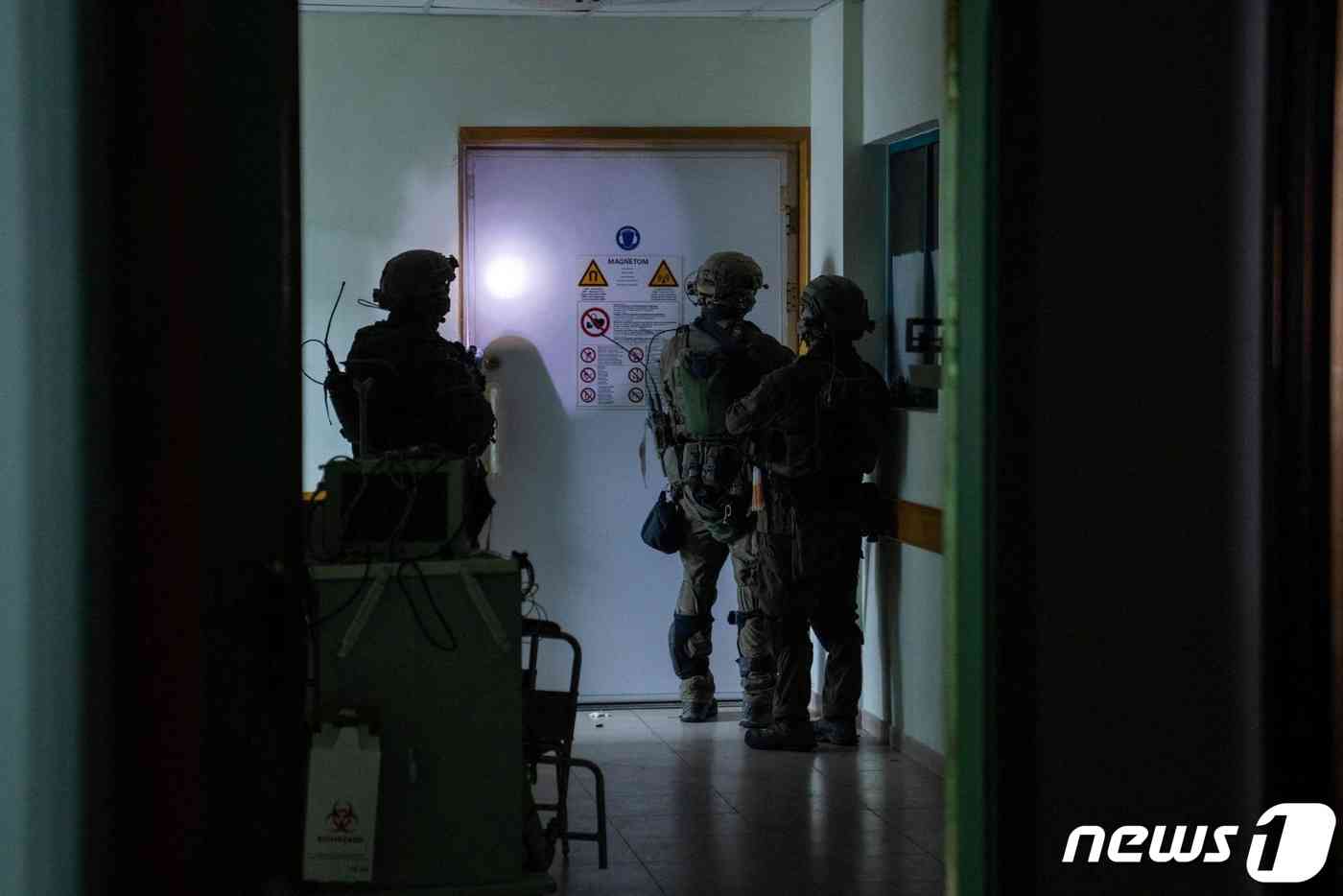 15일 (현지시간) 팔레스타인 무장 정파 하마스와 전쟁 중인 이스라엘 군이 가자 지구 알 시파 병원을 수색하고 있다. 2023.11.16 © 로이터=뉴스1 © News1 우동명 기자