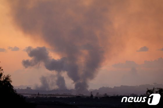 [사진] 이스라엘 포격 받아 곳곳 연기 솟는 가자 지구 상공