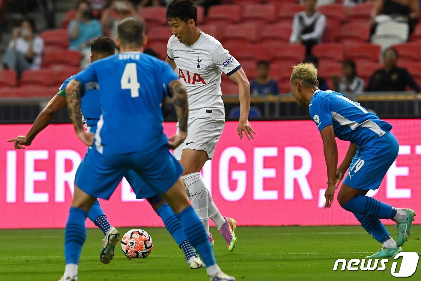 본문 이미지 - 라이언시티를 상대하는 토트넘 소속의 손흥민ⓒ AFP=뉴스1
