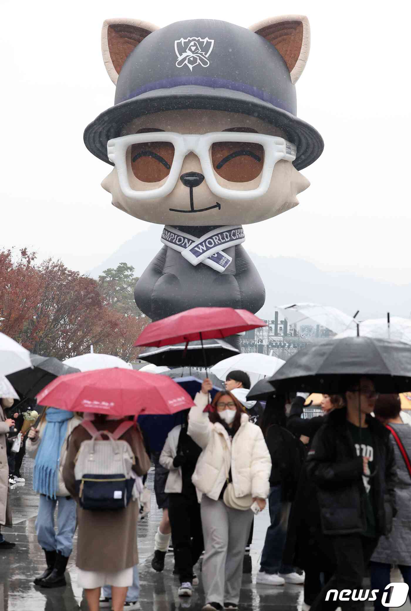 16일 오전 서울 종로구 광화문광장에 마련된 '월드 팬 페스트 2023' 행사장에서 우산을 쓴 시민들이 라이엇 게임즈의 캐릭터 '티모' 조형물 앞으로 지나고 있다. 2023.11.16/뉴스1 © News1 김진환 기자