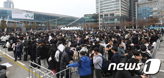 '지스타 2023 개막'…입장 기다리는 관람객들