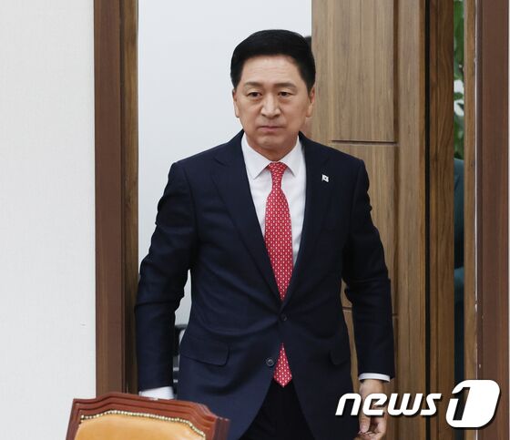 최고위 입장하는 김기현 대표