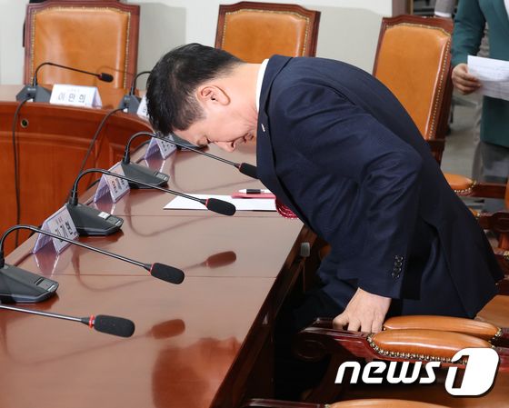 최고위서 자리에 앉는 김기현 대표