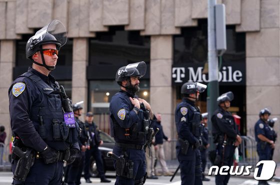 [포토] 'NO 시진핑' 시위에…샌프란시스코에 배치된 경찰 인력