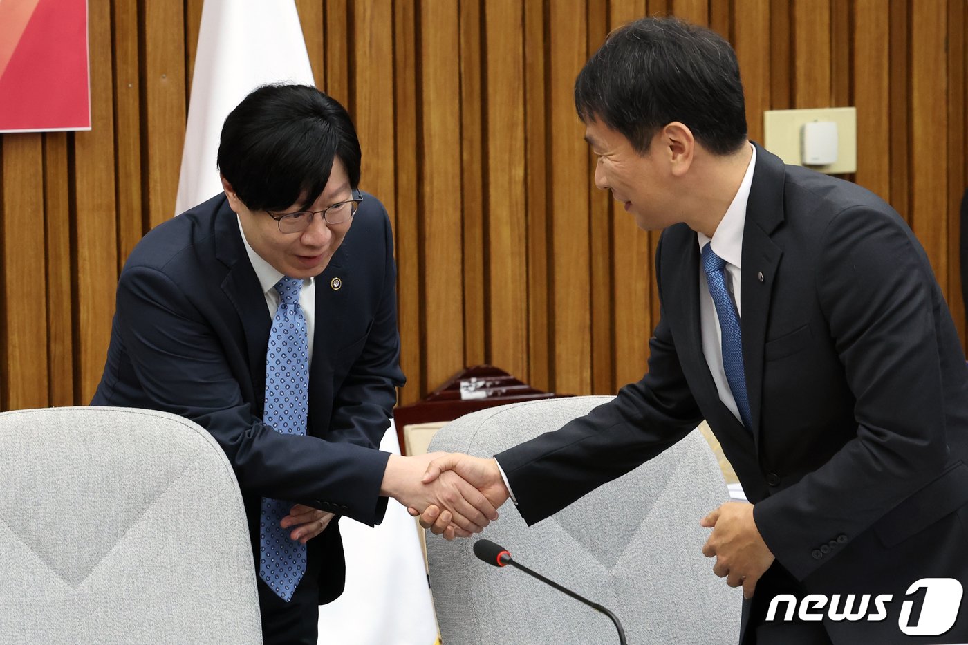 본문 이미지 - 김소영 금융위원회 부위원장과 이복현 금융감독원장이 16일 오전 서울 여의도 국회에서 열린 투자자 신뢰 회복을 위한 공매도 제도개선방향 민·당·정협의회에서 악수를 하고 있다. 2023.11.16/뉴스1 ⓒ News1 황기선 기자