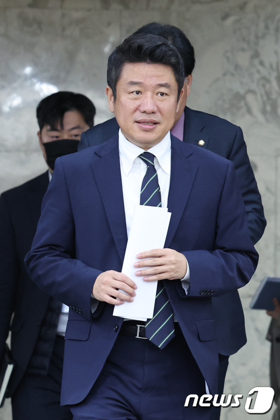 회의 참석하는 유의동 정책위의장