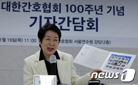 100주년 기념우표 소개하는 김영경 회장