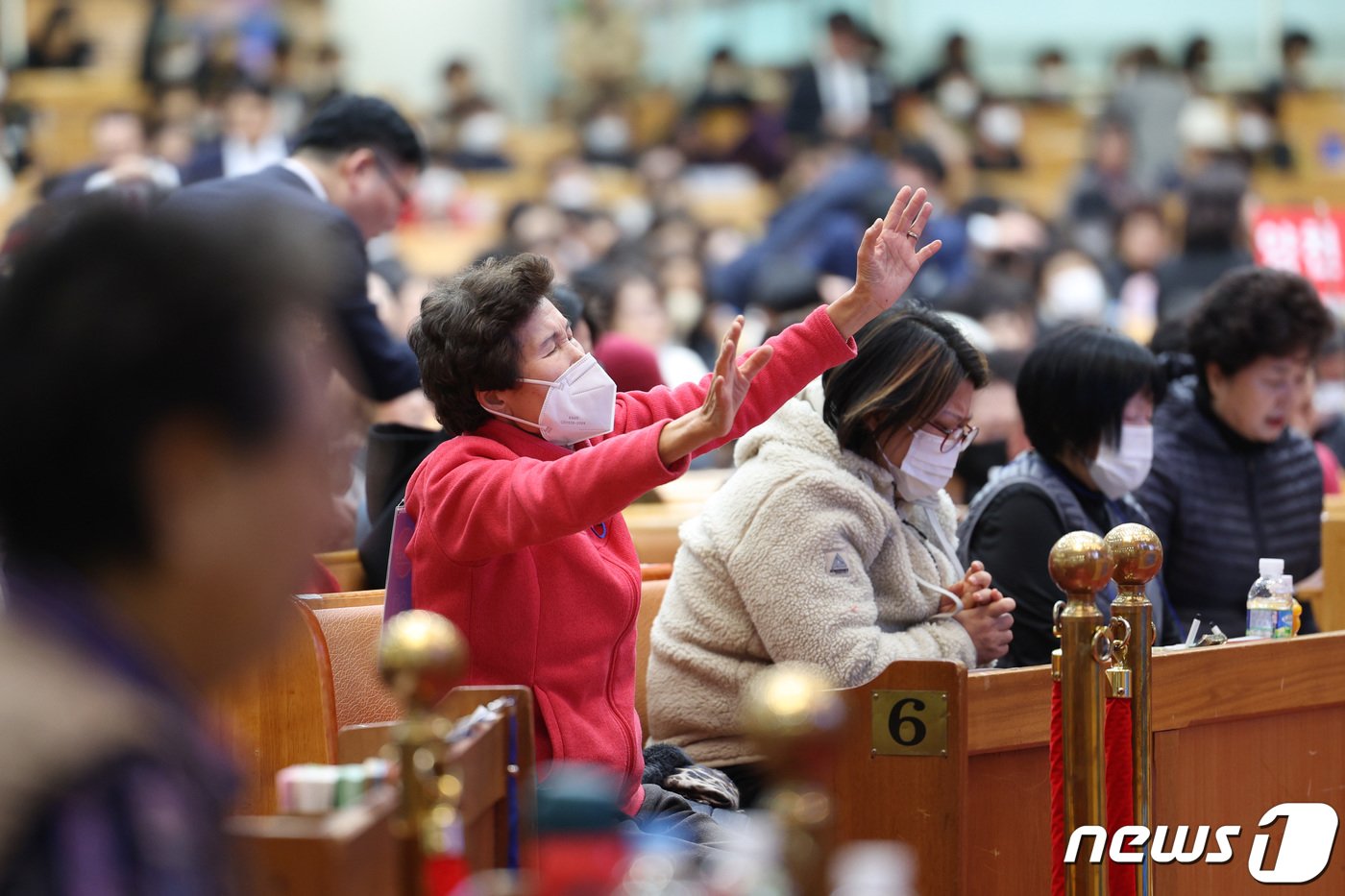 2024학년도 대학수학능력시험일인 16일 오전 서울 여의도 순복음교회 대성전에서 열린 수능 기도회에서 학부모와 가족들이 수험생의 고득점을 기원하며 기도하고 있다. 2023.11.16/뉴스1 ⓒ News1 신웅수 기자