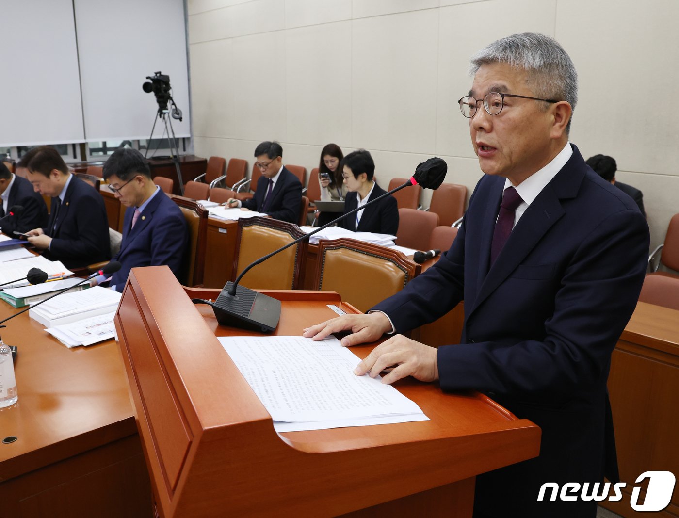 김용하 민간자문위원회 공동위원장이 16일 서울 여의도 국회에서 열린 연금개혁특별위원회 전체회의에서 보고를 하고 있다. 2023.11.16/뉴스1 ⓒ News1 송원영 기자