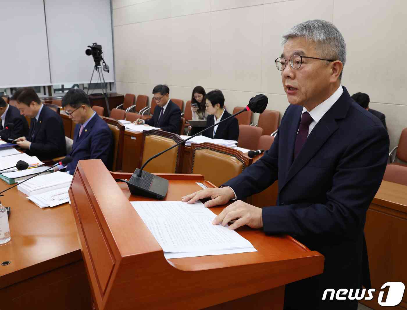 김용하 민간자문위원회 공동위원장이 16일 서울 여의도 국회에서 열린 연금개혁특별위원회 전체회의에서 보고를 하고 있다. 2023.11.16/뉴스1 © News1 송원영 기자