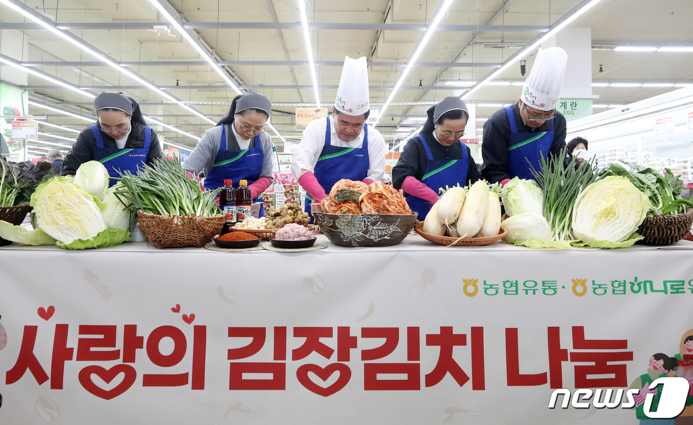 (서울=뉴스1) 이승배 기자 = 신영호(왼쪽 세번째) 농협유통·농협하나로유통 대표이사가 16일 서울 서초구 하나로마트양재점에서 열린 ‘사랑의 김장 김치 나눔’ 행사에서 김치를 담그 …