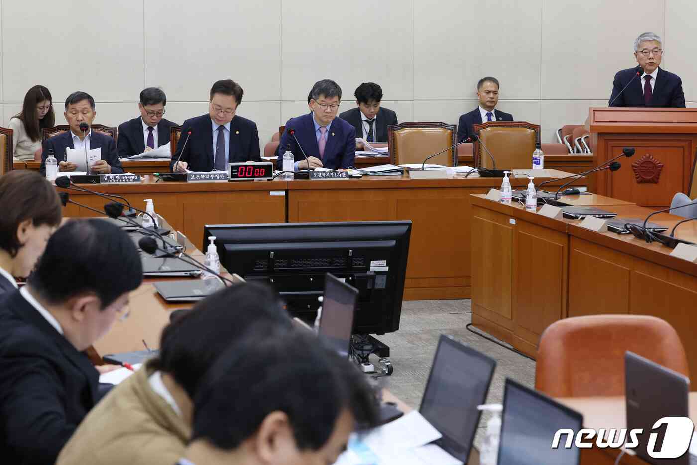 김용하 민간자문위원회 공동위원장이 16일 서울 여의도 국회에서 열린 연금개혁특별위원회 전체회의에서 보고를 하고 있다. 2023.11.16/뉴스1 © News1 송원영 기자