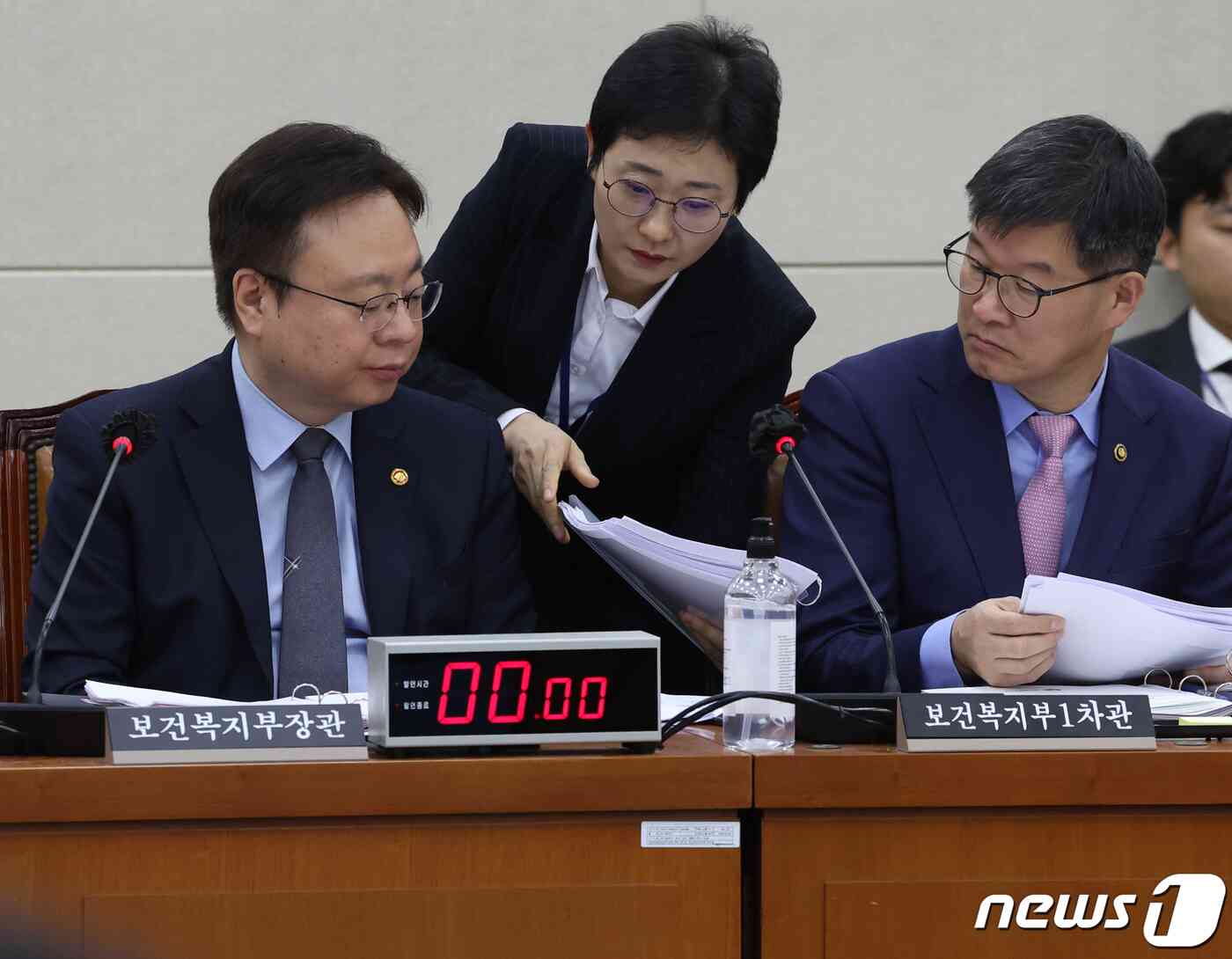 조규홍 보건복지부 장관이 16일 서울 여의도 국회에서 열린 연금개혁특별위원회 전체회의에서 자료를 건네 받고 있다. 2023.11.16/뉴스1 © News1 송원영 기자
