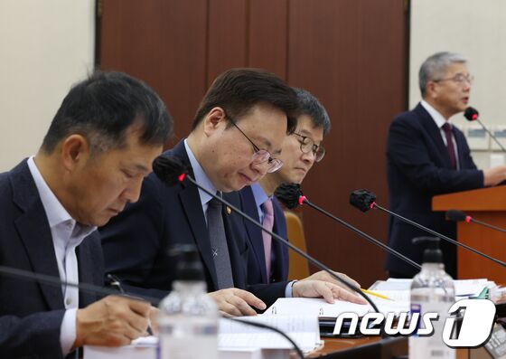 연금개혁 자료보는 조규홍 장관