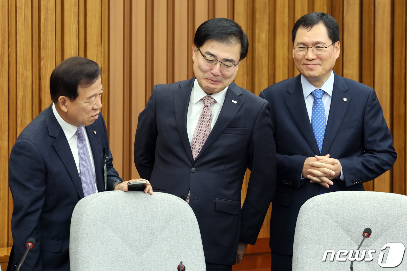 손병두 한국거래소 이사장이 16일 오전 서울 여의도 국회에서 열린 투자자 신뢰 회복을 위한 공매도 제도개선방향 민·당·정협의회에서 참석자들과 대화를 나누고 있다. 왼쪽부터 서유석 금융투자협회장, 손 이사장, 윤창호 한국증권금융 사장. 2023.11.16/뉴스1 ⓒ News1 황기선 기자