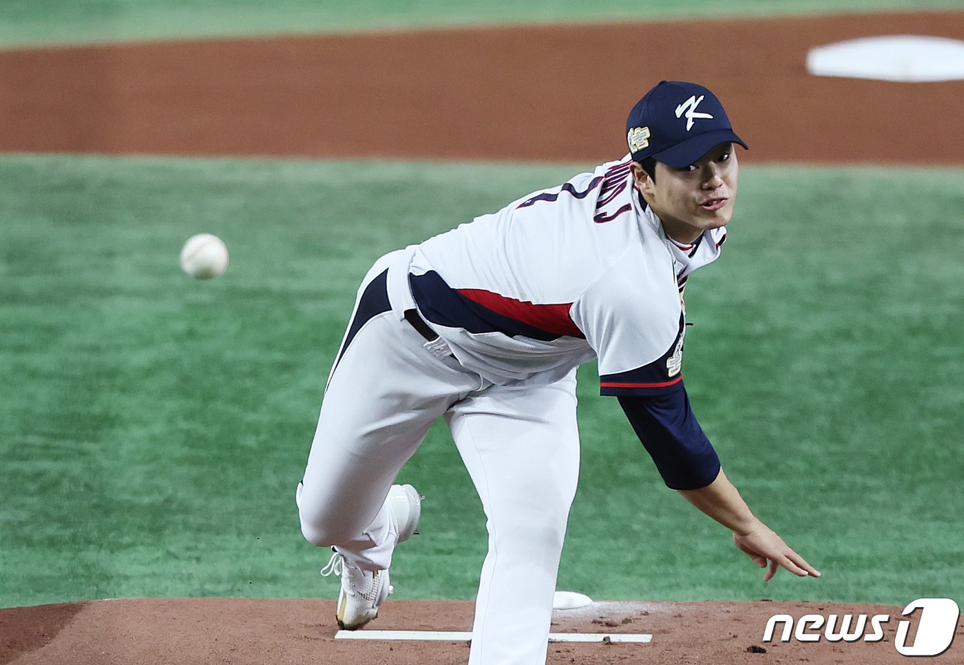 본문 이미지 - 16일 오후 일본 도쿄돔에서 열린 '2023 아시아프로야구챔피언십(APBC)' 대한민국과 호주의 경기에서 선발 투수로 나선 문동주가 역투하고 있다. 2023.11.16/뉴스1 ⓒ News1 이재명 기자