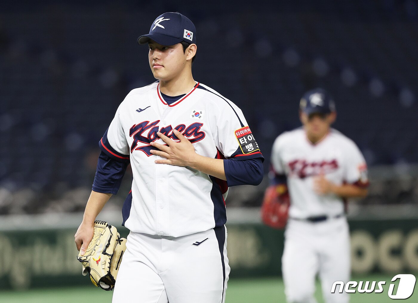 본문 이미지 - 16일 오후 일본 도쿄돔에서 열린 '2023 아시아프로야구챔피언십(APBC)' 대한민국과 호주의 경기 1회초 이닝을 마친 문동주가 더그아웃으로 향하고 있다. 2023.11.16/뉴스1 ⓒ News1 이재명 기자