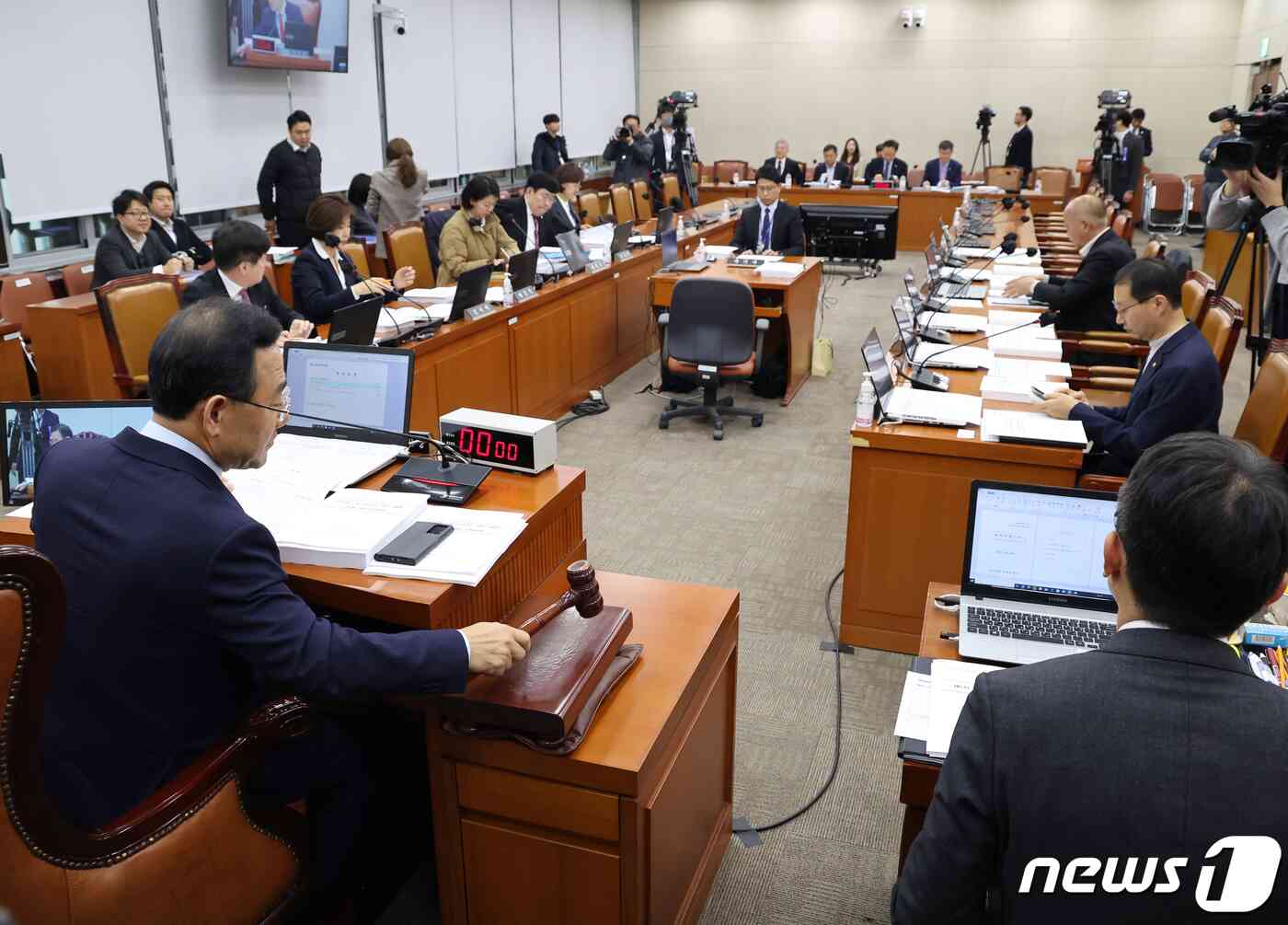 주호영 국회 연금특위원장이 16일 오전 서울 여의도 국회에서 열린 연금개혁특별위원회 전체회의에서 의사봉을 두드리고 있다. 2023.11.16/뉴스1 © News1 황기선 기자