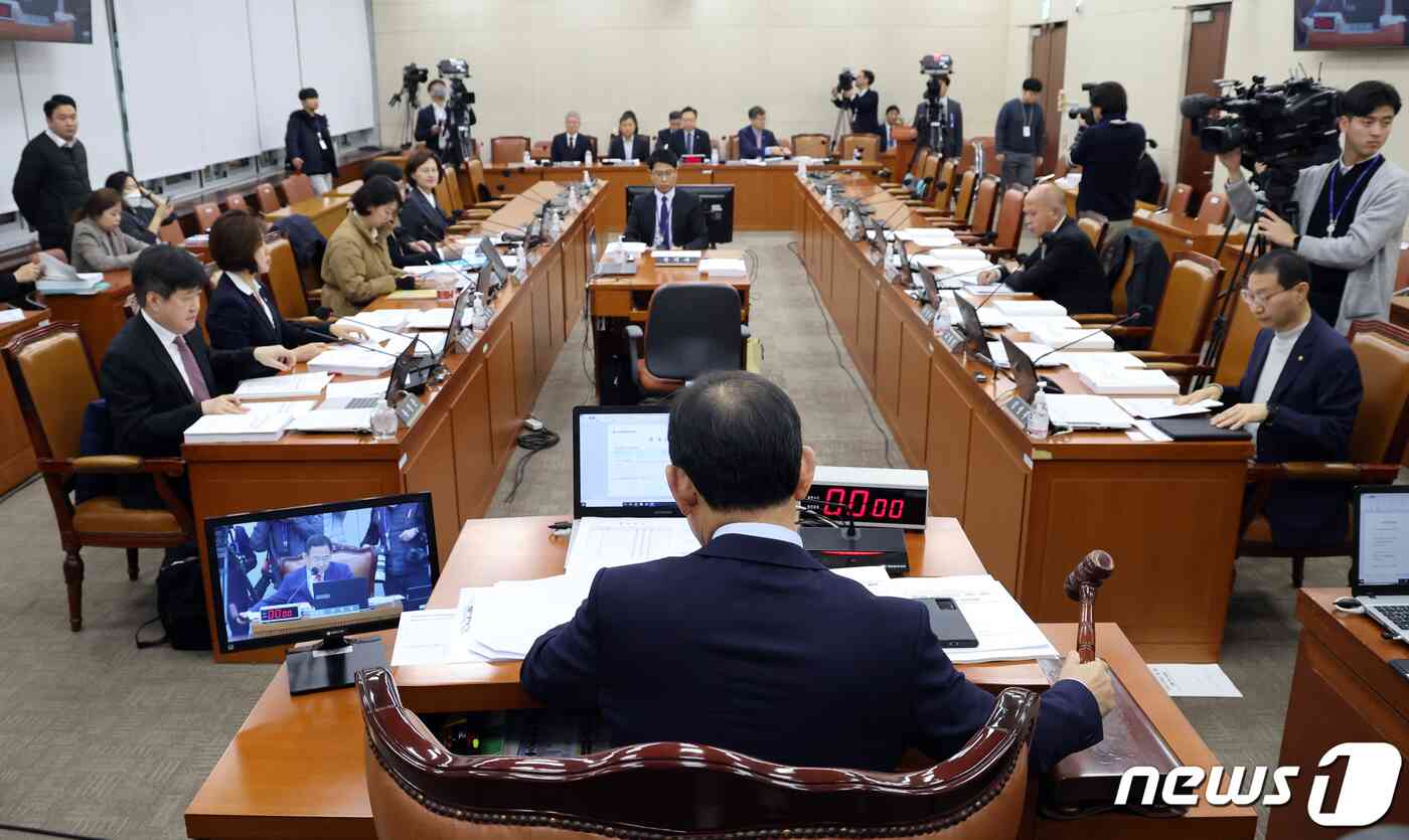 주호영 국회 연금특위원장이 16일 오전 서울 여의도 국회 연금개혁특별위원회 전체회의에서 의사봉을 두드리고 있다. 2023.11.16/뉴스1 © News1 황기선 기자