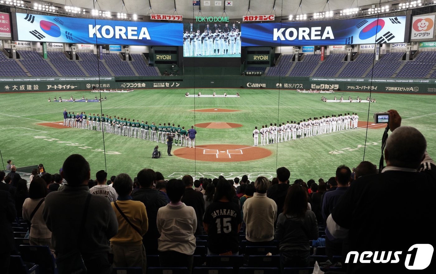 16일 오후 일본 도쿄돔에서 열린 &#39;2023 아시아프로야구챔피언십&#40;APBC&#41;&#39; 대한민국과 호주의 경기에서 대한민국 선수들이 애국가를 제창하고 있다. 2023.11.16/뉴스1 ⓒ News1 이재명 기자