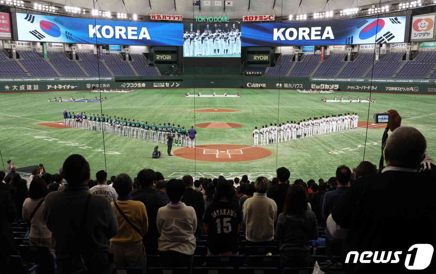 16일 오후 일본 도쿄돔에서 열린 '2023 아시아프로야구챔피언십(APBC)' 대한민국과 호주의 경기에서 대한민국 선수들이 애국가를 제창하고 있다. 2023.11.16/뉴스1 © News1 이재명 기자