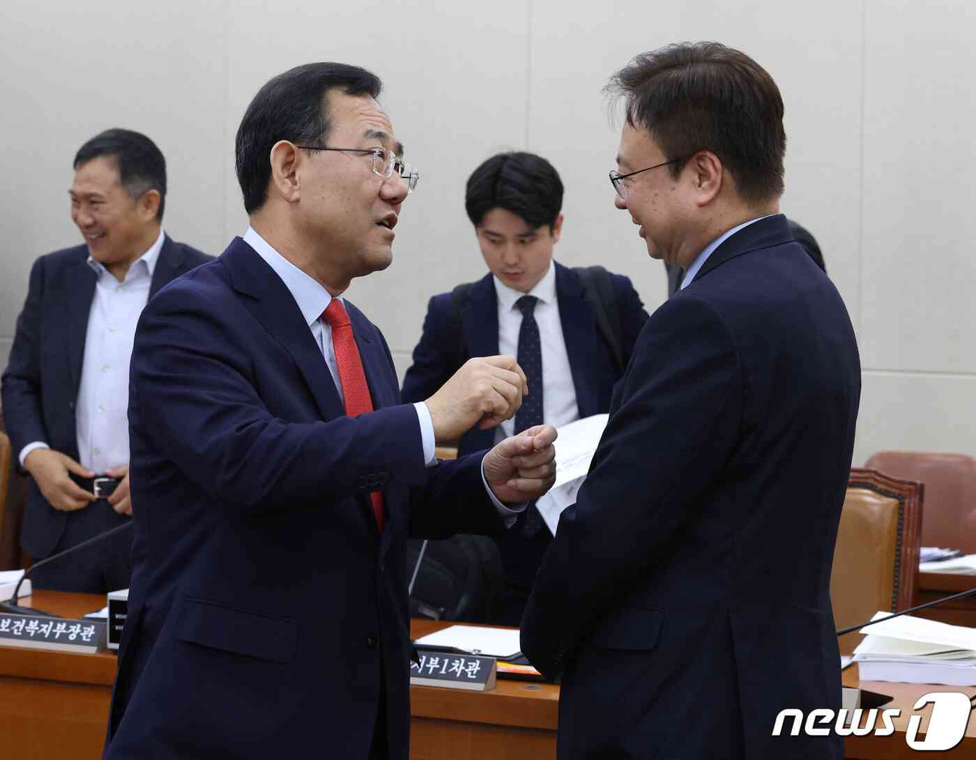 주호영 국회 연금개혁특위 위원장과 조규홍 보건복지부 장관이 16일 서울 여의도 국회에서 열린 연금개혁특별위원회 전체회의에서 대화를 하고 있다. 2023.11.16/뉴스1 © News1 송원영 기자