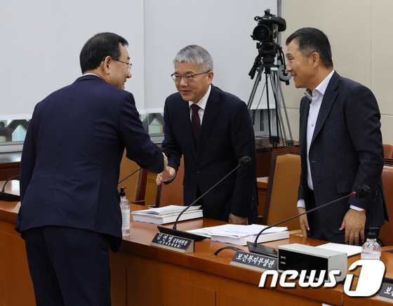 연금개혁특위, 민간자문위 공동위원장들과 대화하는 주호영 위원장